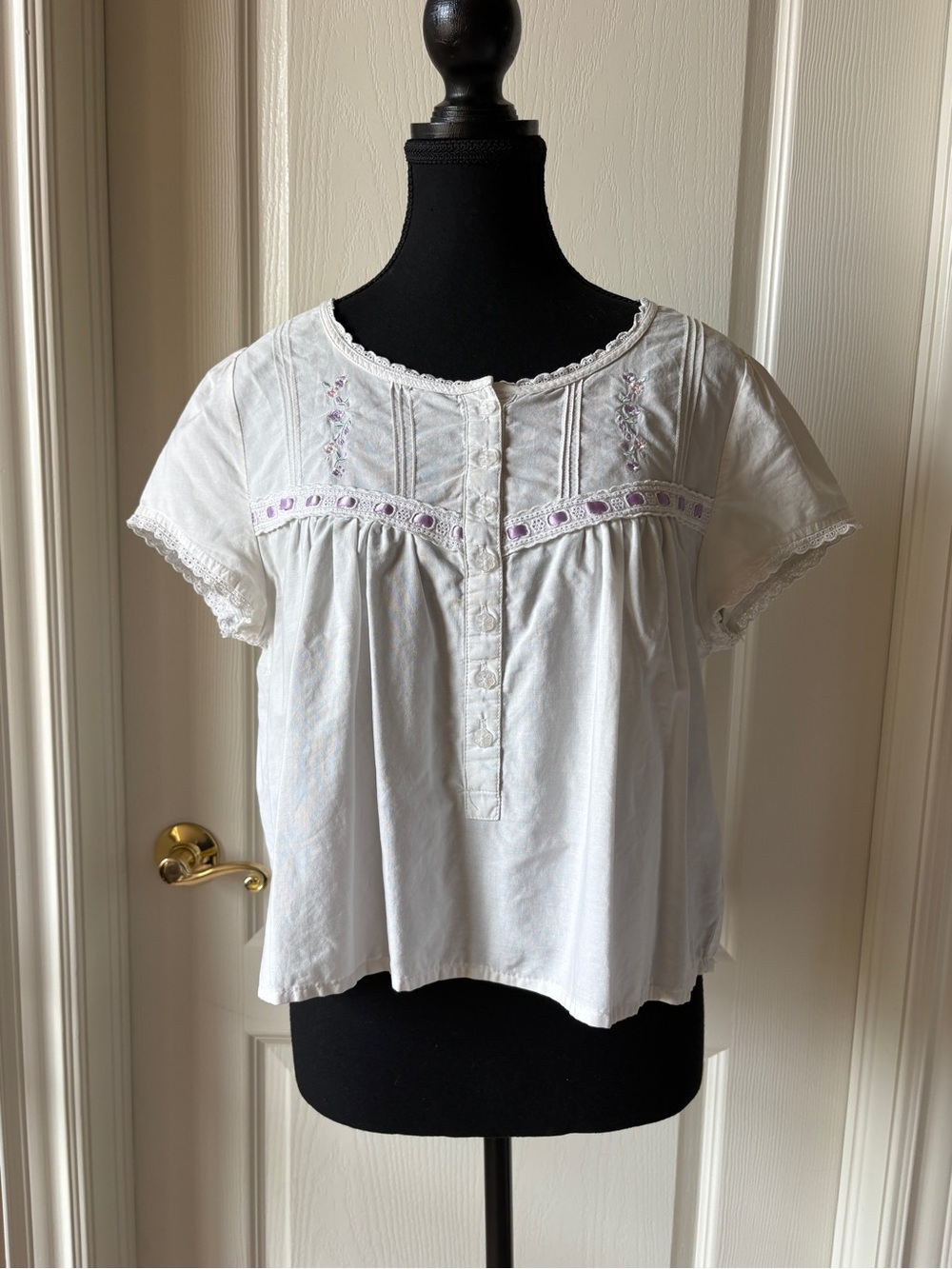 Vintage White Embroidered Cropped Blouse